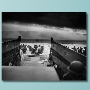 Second World War black and white poster ,Normandy landing US Soldiers,Military Solidarity,World War Print Art Canvas,Normandy War Art Canvas