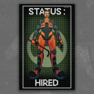 Op de afbeelding: Een digitale illustratie van een personage uit het videospel Half-Life 2. Het personage draagt een beschermend pak met oranje en blauwe accenten. Het personage houdt een breekijzer vast. De tekst "STATUS: HIRED" wordt weergegeven in een gepixelde lettertype.
