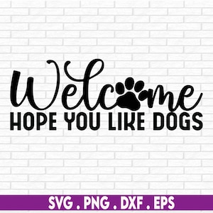 Può includere: Un cartello di benvenuto in bianco e nero con un'impronta di zampa e il testo "Welcome Hope You Like Dogs".