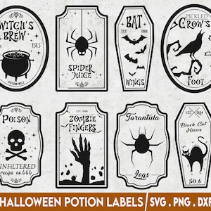 Pode incluir: Conjunto de dez etiquetas de poção de Halloween em preto e branco com várias criaturas assustadoras e texto. As etiquetas incluem uma poção de bruxa, suco de aranha, veneno, dedos de zumbi, asas de morcego, pé de corvo em conserva, patas de tarântula e assobios de gato preto.