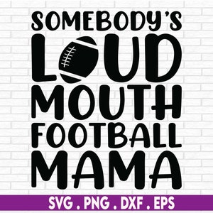 Alguien es ruidoso boca fútbol mamá svg, fútbol mamá svg, fútbol mamá camiseta svg, fútbol divertido svg, fútbol svg, ondulado apilado svg