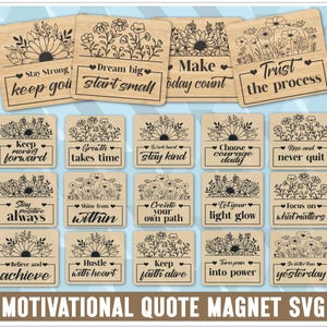 Op de afbeelding: Een verzameling vierkante houten magneten met bloemmotieven en zwarte motiverende citaten. Citaten zijn onder meer "Stay Strong", "Dream big", "Make today count" en "Trust the process". De zin "MOTIVATIONAL QUOTE MAGNET SVG" staat onderaan.