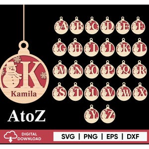 Peut inclure: Ensemble de décorations de Noël en bois avec les lettres A à Z, chacune avec un bonhomme de neige. L'ornement principal affiche la lettre "K" et le nom "Kamila". Le texte "AtoZ" et "DIGITAL DOWNLOAD" sont également visibles.