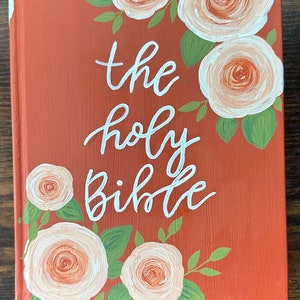 Biblia ESV con diseño floral en tono óxido