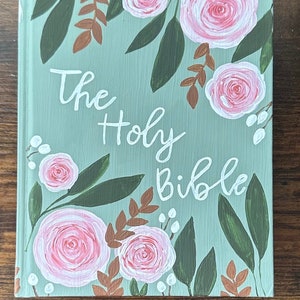 Biblia ESV para diario con flores de color salvia y rosa