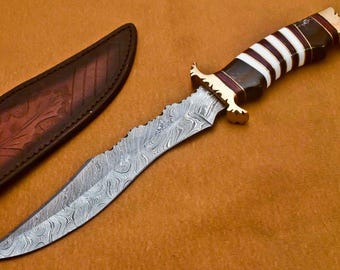 Faca Bowie de caça artesanal em aço damasco, ideal para aniversários, padrinhos e presentes de aniversário, com bainha de couro.