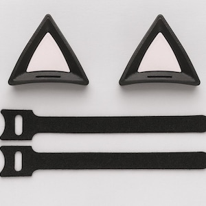 Puede incluir: Un conjunto de accesorios negros con forma de orejas de gato y un interior blanco, junto con dos bridas de velcro negras. Los art&iacute;culos est&aacute;n dispuestos sobre un fondo blanco, adecuados para cosplay o disfraces.