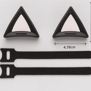 Puede incluir: Dos accesorios negros con forma de orejas de gato con interiores blancos, cada uno de 4,75 cm de ancho y 6,30 cm de alto. Debajo hay dos cierres de velcro negros. Estos accesorios est&aacute;n dise&ntilde;ados para sujetarse a una diadema u otro art&iacute;culo.