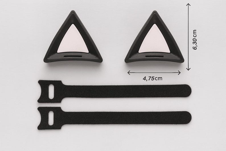 Puede incluir: Dos accesorios negros con forma de orejas de gato con interiores blancos, cada uno de 4,75 cm de ancho y 6,30 cm de alto. Debajo hay dos cierres de velcro negros. Estos accesorios est&aacute;n dise&ntilde;ados para sujetarse a una diadema u otro art&iacute;culo.
