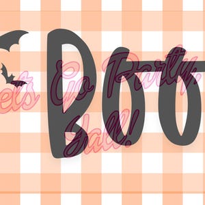 Könnte beinhalten: Ein Schwarzweißbild des Wortes "BOO" in handschriftlicher Form mit Fledermäusen, die herumfliegen. Der Hintergrund ist ein Pfirsich- und Weißes Gingham-Muster.