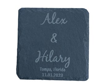 Puede incluir: Posavasos de pizarra negra con los nombres Alex & Hilary, la ubicación Tampa, Florida, y la fecha 11.01.2023 grabados en blanco.