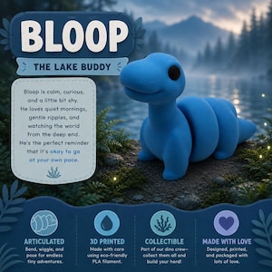 Puede incluir: Un dinosaurio de juguete azul impreso en 3D, etiquetado como "BLOOP THE LAKE BUDDY", se muestra en un entorno exterior escénico. La figura articulada está diseñada para doblarse y posar. La imagen incluye texto que describe las características del juguete y el filamento PLA ecológico utilizado.