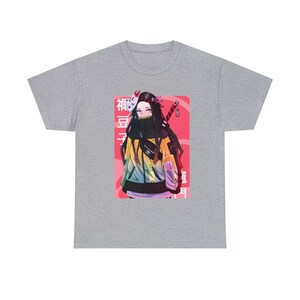 May include: A grey t-shirt with a colorful illustration of a female anime character wearing a yellow and green jacket, a black mask, and a sword. The character is standing in front of a pink and red background with Japanese text that reads "胡蝶しのぶ".