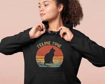 Feline Fine, Katzen Themed Hoodie, Katzenliebhaber Geschenk, Gemütlicher Katzen Hoodie, Katzen Sweatshirt, Katzenliebhaber Bekleidung, Katzenkleidung, Einzigartiger Katzen Hoodie