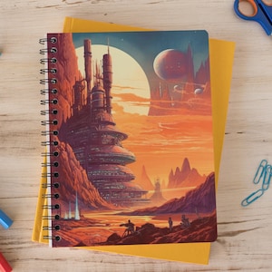 Könnte beinhalten: Ein spiralgebundenes Notizbuch mit einem bunten Cover, das eine futuristische Stadtlandschaft mit einem großen Mond und einem kleineren Planeten im Hintergrund zeigt. Das Cover ist eine Mischung aus orange, gelb, rot und blauen Farben.