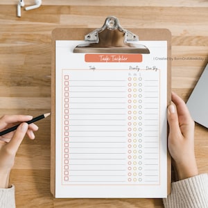 Puede incluir: Una lista de verificaci&oacute;n blanca en un portapapeles con el t&iacute;tulo "Task Tackler". La lista de verificaci&oacute;n tiene columnas para "Tarea", "Prioridad" y "Fecha de vencimiento". Hay 20 filas para tareas, cada una con una casilla de verificaci&oacute;n, un nivel de prioridad (alto, medio o bajo) y un espacio para la fecha de vencimiento.