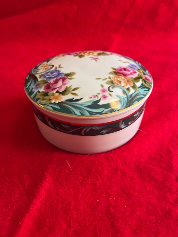 Mikasa porcelain trinket box vintage(item#218)