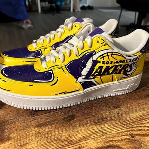Custom Hand Painted Sports AF1 - Unique Handpainted Sneakers - Made to Order - Colors Customizable - Sports Team Merch - Streetwear Fashion Extra Extra Detail