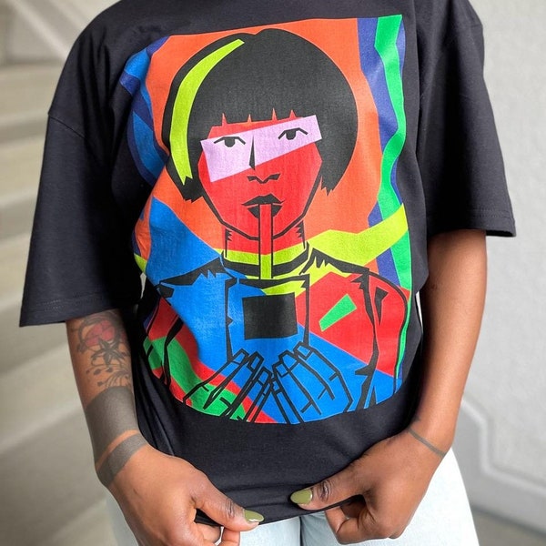 Kubistisches Motiv „Sonmi 451“ auf T-Shirt | Expressionistisches Fan-Art SHirt mit knalligen Farben | Für Cloud Atlas Fans