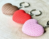 Gestrickter Herz Schlüsselanhänger | Personalisierbare Farbe | Handmade Deko-Geschenk | Made in Germany