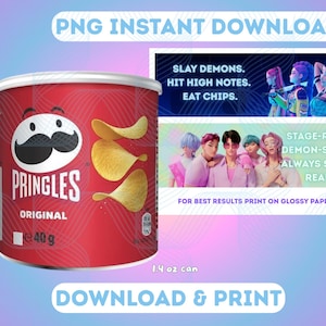 Puede incluir: Una lata roja de patatas fritas Pringles Original con el logotipo de Pringles y tres patatas fritas. La lata está etiquetada como 40g y 1,4 oz. La imagen también incluye texto que dice "SLAY DEMONS. HIT HIGH NOTES. EAT CHIPS." y "STAGE-READY. DEMON-STEADY. ALWAYS SNACK-READY."