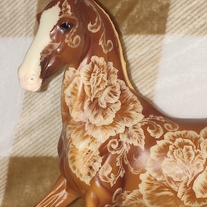 Cavalo Breyer Marwari Tradicional, personalizado e gravado à mão com rosas, peça única (OOAK) com estampa floral marcante.