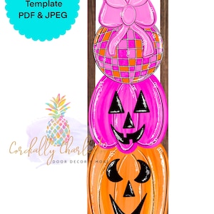 Peut inclure: Un modèle de décoration de porte d'entrée représentant trois citrouilles empilées. La citrouille du haut est rose avec un nœud rose et un motif à carreaux. La citrouille du milieu est rose avec un visage de citrouille. La citrouille du bas est orange avec un visage de citrouille. Le modèle est disponible en format PDF et JPEG.