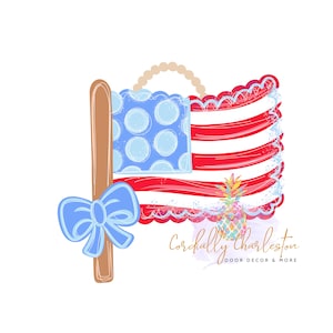 Pu&ograve; includere: Un appendiabiti patriottico a forma di bandiera americana, con strisce rosse e bianche, una sezione a pois blu e un fiocco azzurro chiaro. Sono inclusi anche un ananas decorativo e il testo "Cordially Charleston".