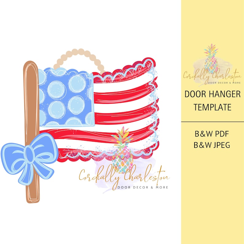 Pu&ograve; includere: Un modello di decorazione per porta patriottica con un design stilizzato della bandiera americana. La bandiera ha strisce rosse e bianche, un campo blu con pois bianchi e un fiocco azzurro. Il design include un ananas e il testo "Door Hanger Template".