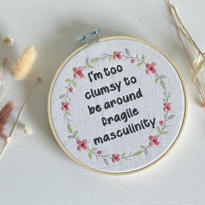 Je suis trop maladroit pour côtoyer une masculinité fragile - Décoration brodée de 6 po.