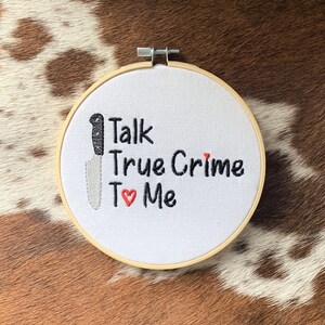 Sprechen Sie True Crime To Me - 6 &quot;besticktes Dekor