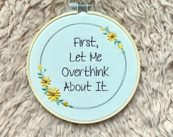 Lassen Sie mich zuerst darüber sprechen Stickrahmen, lustige Wandkunst, Overthinker Geschenk, Blumenrelatable Wohnkultur, 15,5 cm hängend