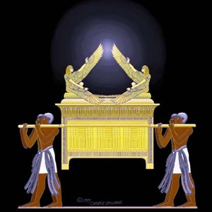 Puede incluir: Un arca dorada con dos figuras aladas en la parte superior, llevada por dos figuras con túnicas moradas y bastones. El arca está decorada con intrincados detalles y tiene una base dorada.