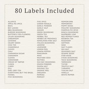 Puede incluir: Una tarjeta blanca muestra una lista de 80 etiquetas de especias, incluyendo Allspice, Albahaca, Canela, Curry, Ajo en polvo, y m&aacute;s. El texto est&aacute; en una fuente clara, sans-serif, para organizar una colecci&oacute;n de especias.