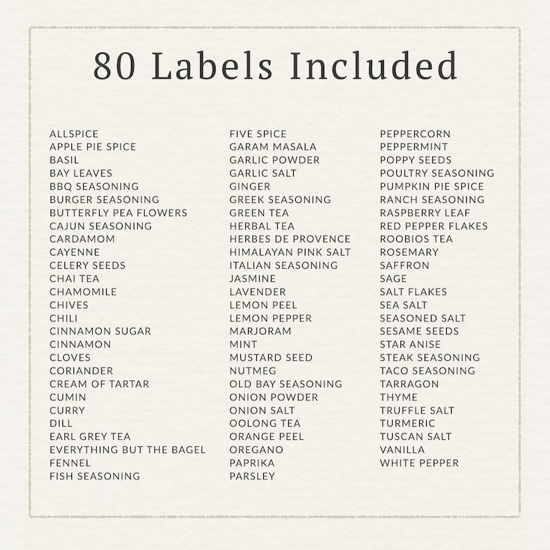 Puede incluir: Una tarjeta blanca muestra una lista de 80 etiquetas de especias, incluyendo Allspice, Albahaca, Canela, Curry, Ajo en polvo, y m&aacute;s. El texto est&aacute; en una fuente clara, sans-serif, para organizar una colecci&oacute;n de especias.