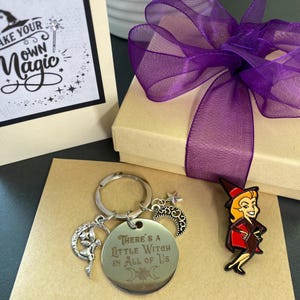Ein außergewöhnliches Geschenk - Es gibt eine kleine Hexe in uns allen Schlüsselanhänger - Bewitched Samantha Stephens Emaille Pin - Geschenk verpackt - Schlüsselanhänger und Emaille Pin