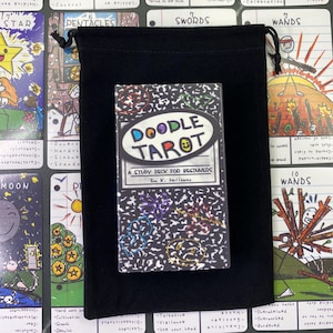 Puede incluir: Una baraja de cartas de Doodle Tarot en una bolsa de terciopelo negro con cordón. La baraja de cartas presenta un diseño de papel de cuaderno con garabatos coloridos y el texto "Doodle Tarot: A Study Deck for Beginners". Otras cartas del tarot son visibles en el fondo.