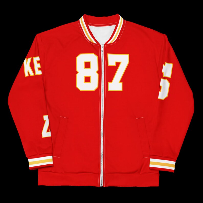 Puede incluir: Chaqueta de b&eacute;isbol roja y blanca con el n&uacute;mero "87" en la parte delantera y la palabra "Chiefs" en la manga.