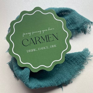 Green Circular Wavy Place Cards Round Scalloped Edge, Wedding Bridal shower Wavy Edge name card, Green Coasters | Modern Round Place card