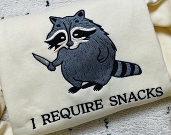 Gestickt benötige ich Snacks Sweatshirt, wildes Waschbär-Shirt, lustiges gemütliches Tier Hoodie, gesticktes Tiergeschenk