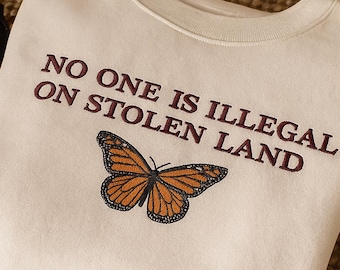 Nikt nie jest nielegalny na skradzionej ziemi haftowana bluza, koszulka antyrasistowska koszulka pro imigracyjna znieść ICE aktywizm społeczny aktywizm kobiety prezenty