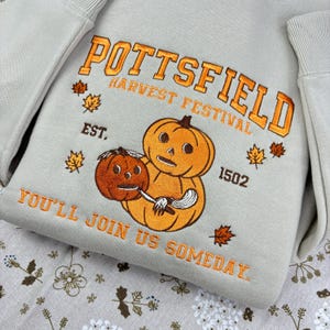 Besticktes Pottsfield Erntefest Kürbis Carver Sweatshirt, Over The Garden Wall Halloween Shirt, Spooky Saison Shirt, Herbst Herbst