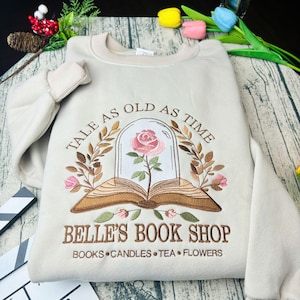 Vintage Retro Belle's Book Shop besticktes Sweatshirt, Prinzessin Belle's Book Shop Shirt, Geschichte so alt wie die Zeit Shirt, Disneyy Prinzessin Shirt