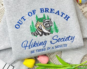 Moletom bordado Out of Breath Hiking Society, gola redonda engraçada para caminhadas, camiseta Raccoon Trash Panda, suéter Nature Lover, camiseta Society