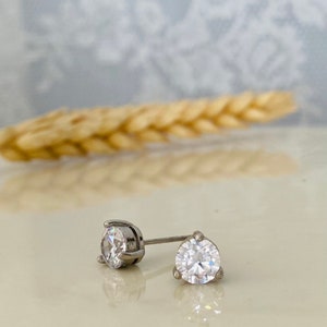 Grade AAAAA CZ 3 Prong Setting Stud Earrings