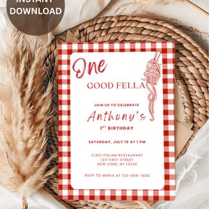 Könnte beinhalten: Eine rot-weiß karierte Einladung mit dem Text "One Good Fella" und "Anthony's 1st Birthday." Die Einladung enthält Veranstaltungsdetails und einen RSVP-Kontakt. Die Worte "Instant Download" sind in einem braunen Kreis.