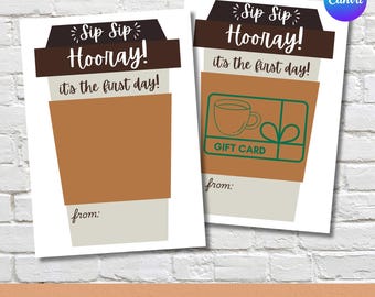 Könnte beinhalten: Zwei Geschenkkarten-Vorlagen zum Thema Kaffee mit dem Text "Sip Sip Hooray!" und "it's the first day!". Eine zeigt eine Geschenkkartengrafik. Die Vorlagen sind braun, beige und weiß, mit den Worten "from:" unten. Der Text "INSTANT DOWNLOAD | EDITABLE TEMPLATE" steht unten.