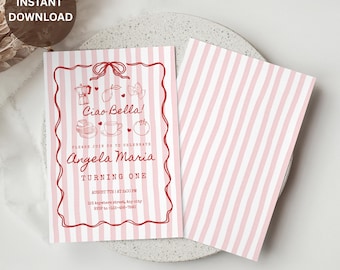 Può includere: Un invito di compleanno con sfondo a righe rosa e bianche. L'invito presenta testo e illustrazioni rosse, tra cui le parole "Ciao Bella!" e "Angela Maria Turning One."