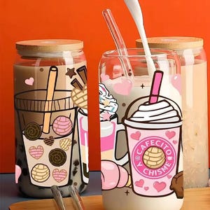 May include: Three glass cups with lids and straws. The cups have a pink and white design with a cartoon image of a coffee cup with whipped cream and the text "Cafecito Y Chisme".