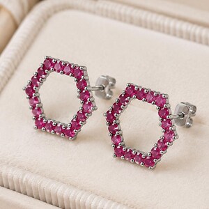 Boucles d'oreilles puces hexagonales en rubis naturel, or massif 14 ou 18 carats ou platine, boucles d'oreilles géométriques, bijoux minimalistes et raffinés, pierre de naissance de juillet